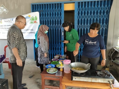 Dapur Sehat Atasi Stunting di Kampung Keluarga Berkualitas Temiang Sawi